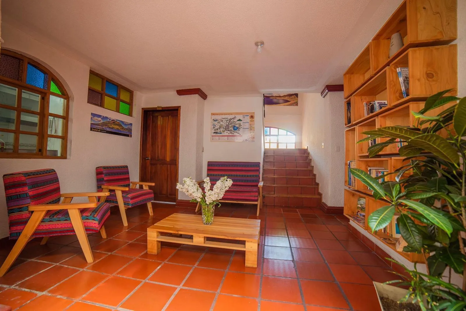 Biblioteca con sofá Hotel El Andariego