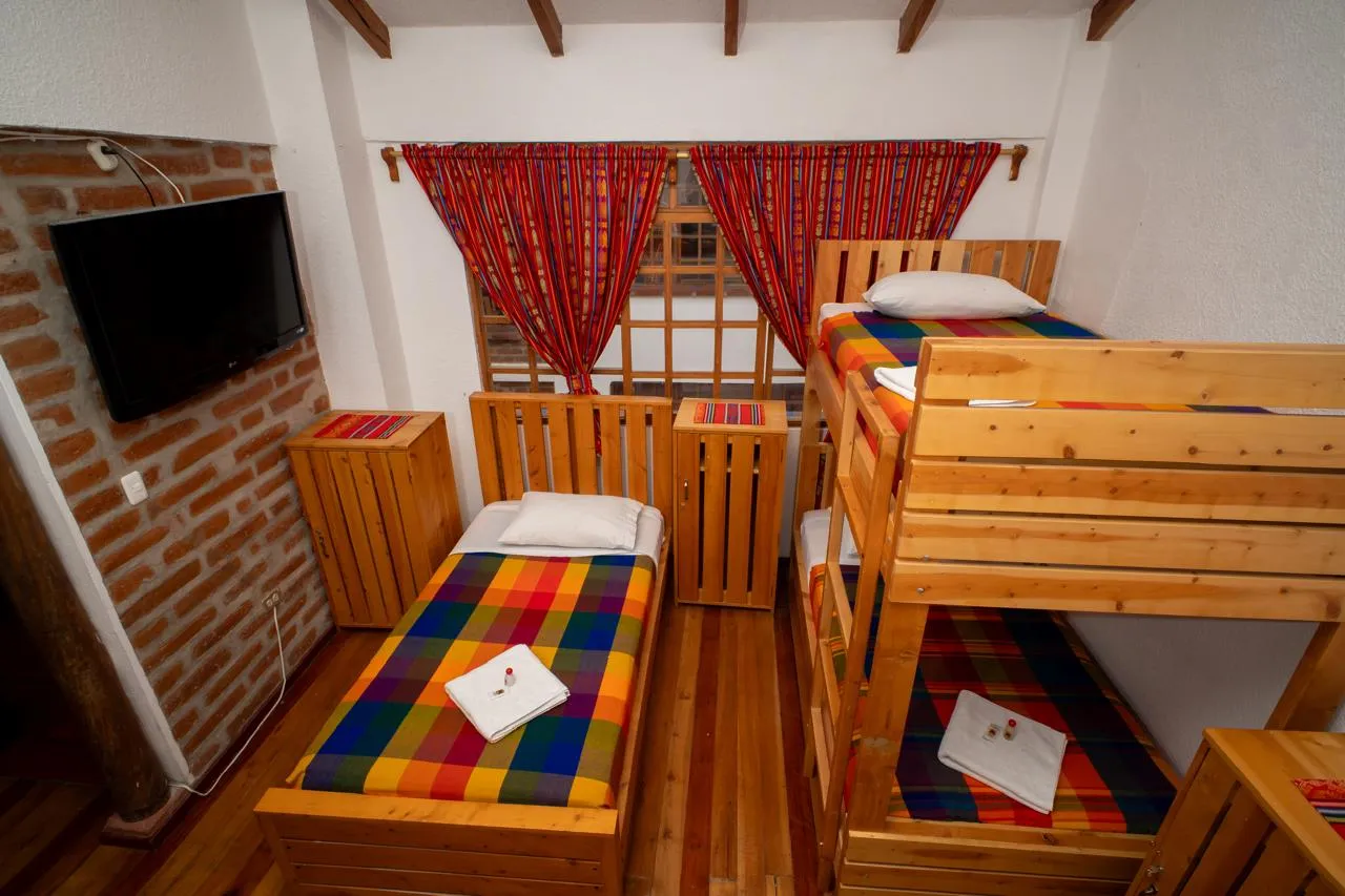 Dormitorio compartido con literas en el Hotel El Andariego Otavalo