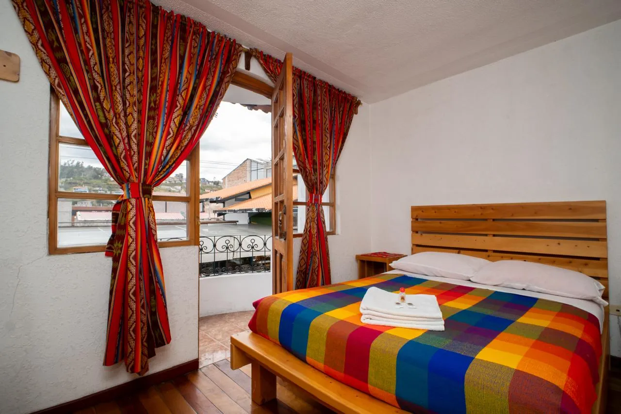 Habitación matrimonial con balcón en el Hotel El Andariego Otavalo